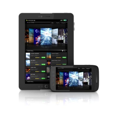 Tablet und Smartphone nebeneinander, beide mit bunten Bildern auf dem Bildschirm.